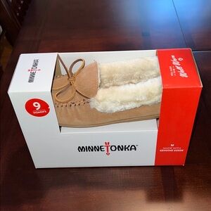 Minnetonka Women's Tan Suede Moccasins Size 9